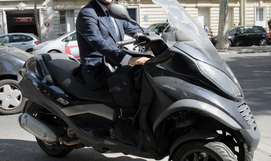 On sait à combien a été vendu le scooter emblématique de François Hollande !