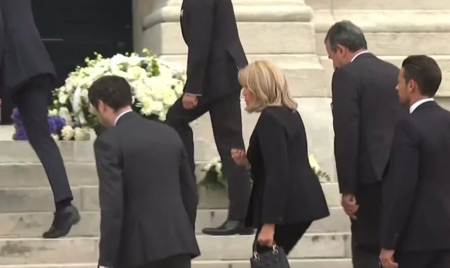 En vidéo : Brigitte Macron huée et sifflée par le public à son arrivée aux funérailles de Françoise Hardy !