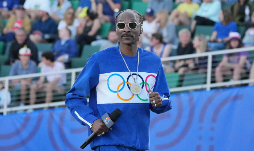 JO 2024 : Snoop Dogg, Porteur de la Flamme Olympique à Saint-Denis