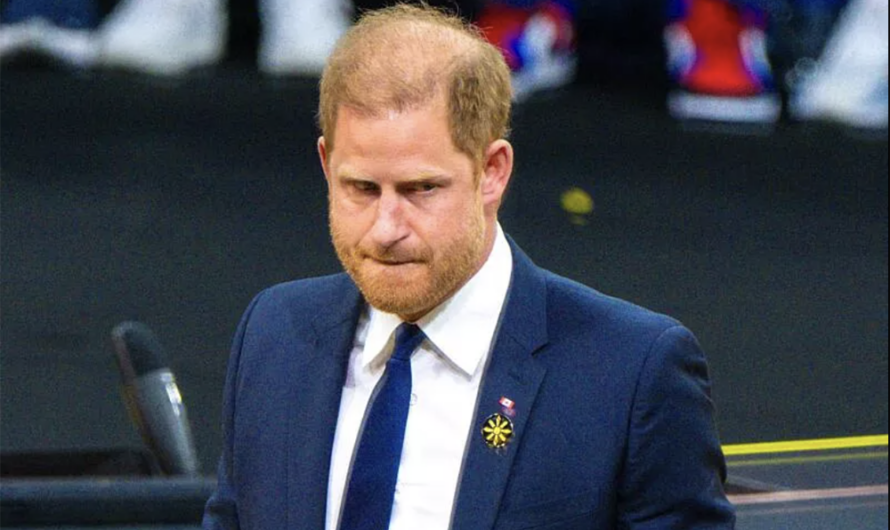 “Il devrait faire une greffe de cheveux !” : le prince Harry ridiculisé par son ancien coiffeur