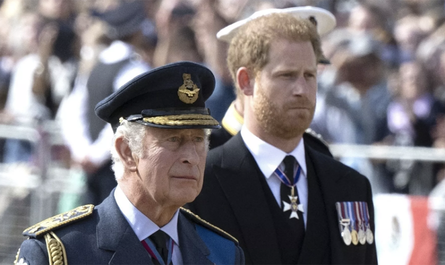 Où en est vraiment la relation entre Charles III et Harry ? Un proche raconte…