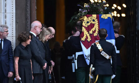 Le cercueil de la défunte est arrivé à Westminster enveloppé dans les armoiries familiales