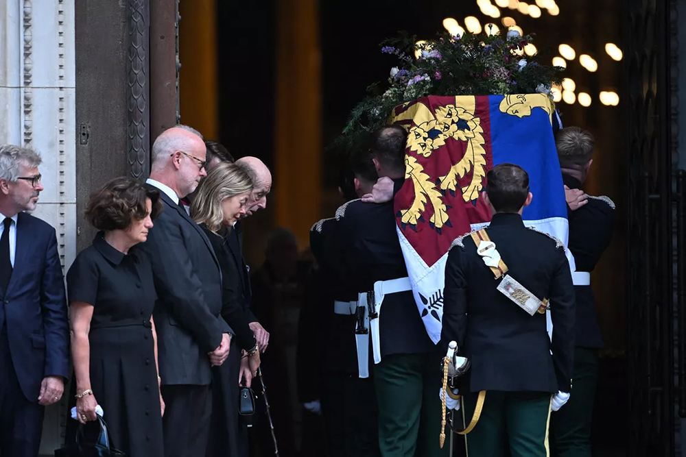 Le cercueil de la défunte est arrivé à Westminster enveloppé dans les armoiries familiales