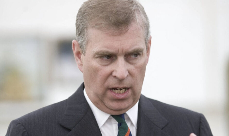 Andrew : malgré la perte de ses titres, il continue de les utiliser en privé !