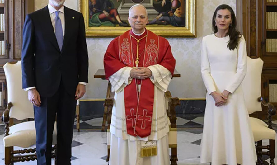 Léon XIV bientôt accueilli par Felipe VI et Letizia d’Espagne : t-shirt, éventail, chapelet… Le merchandising tourne à plein régime !