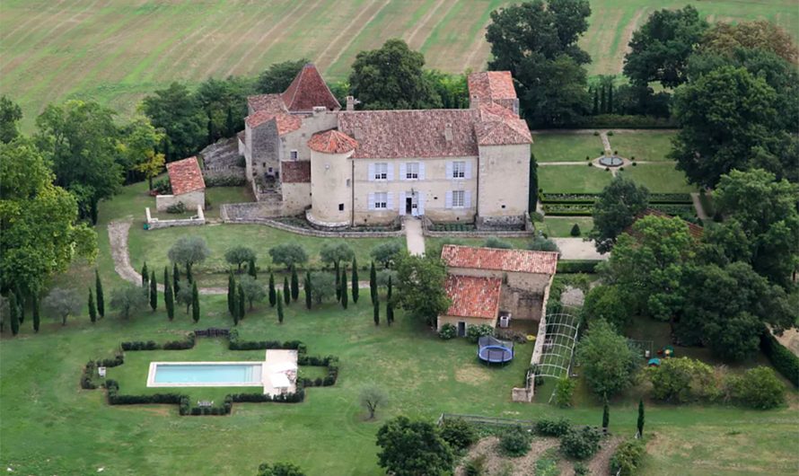 Julie Gayet : daté de 1689 et remis à neuf, le superbe château de ses parents dans le Gers s’ouvre au public pour une occasion très spéciale