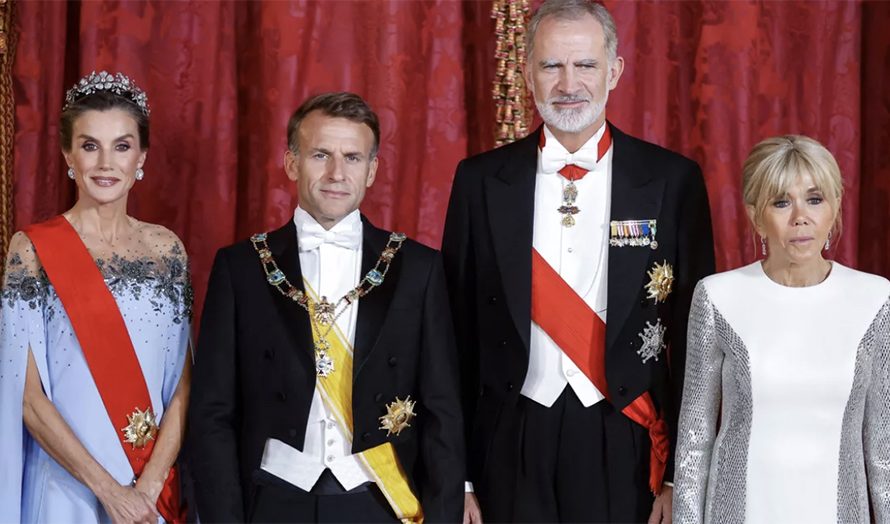 Brigitte et Emmanuel Macron reçus par Felipe VI et Letizia à Madrid : poésie espagnole, huile d’olive, objet précieux des années 40… Voici les cadeaux qu’ils se sont échangés